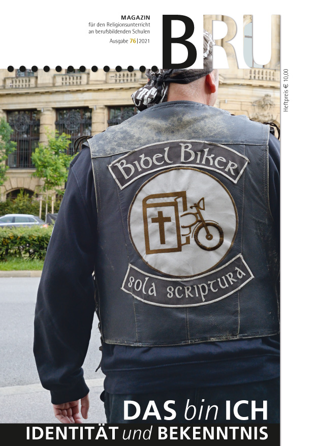 Biker mit Aufschrift auf der Kutte: Bibel Biker, sola scriptura